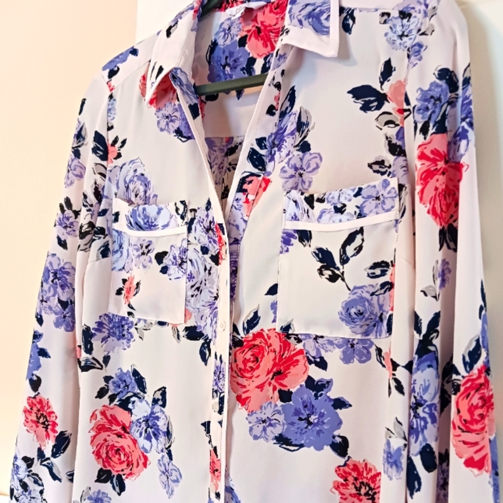 Candies pink button down floral pink blouse two pockets Size L. Imported.